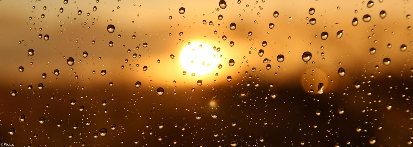 Es regnet und die Sonne geht unter