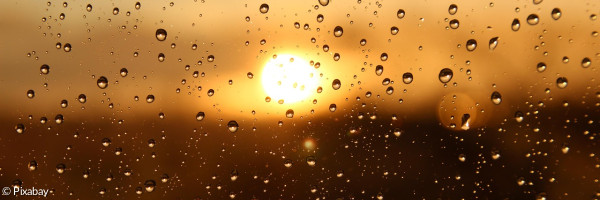 Es regnet und die Sonne geht unter